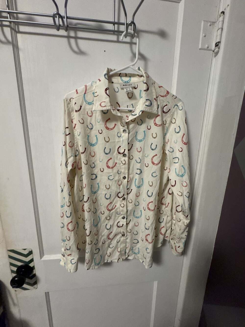 Ariat Women's Ivory Horseshoe Print Long Sleeve Button-Down Shirt Size M